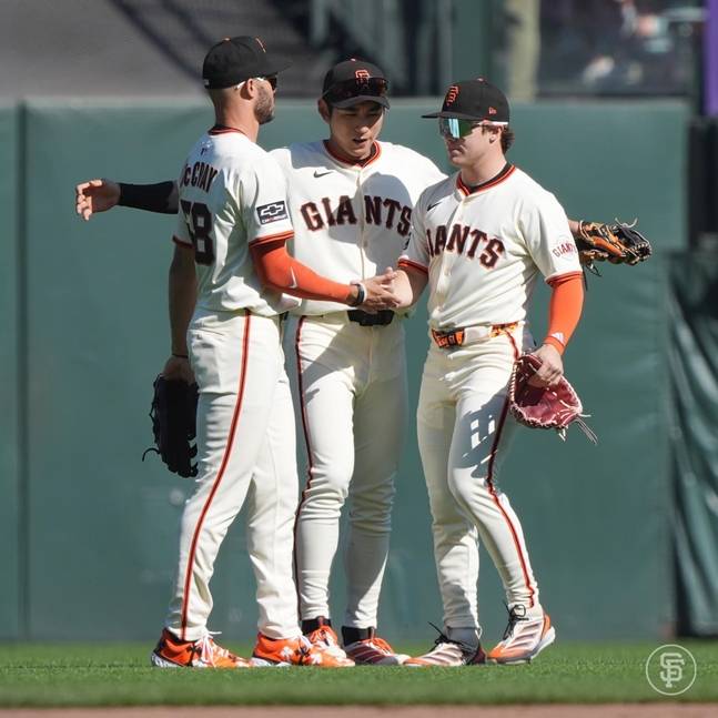 이정후(가운데). /사진=샌프란시스코 자이언츠 공식 SNS