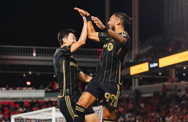 세리머니를 하고 있는 손흥민(왼쪽)과 데니스 부앙가. /사진=LAFC 공식 SNS