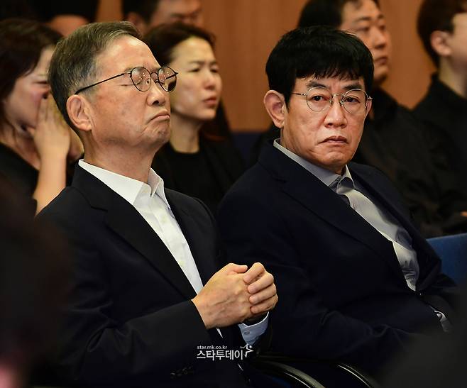 고 전유성 영결식. 코미디언 김병조(왼쪽)와 이경규가 고인을 추모하고 있다. <강영국 기자>