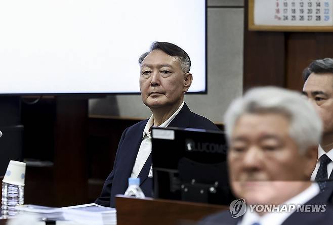 법정 출석한 윤석열 (서울=연합뉴스) 윤석열 전 대통령이 26일 서울 서초구 서울중앙지법에서 열린 특수공무집행방해, 직권남용 권리행사방해 등 혐의 사건 1차 공판에 출석해 있다. 2025.9.26 [사진공동취재단] photo@yna.co.kr