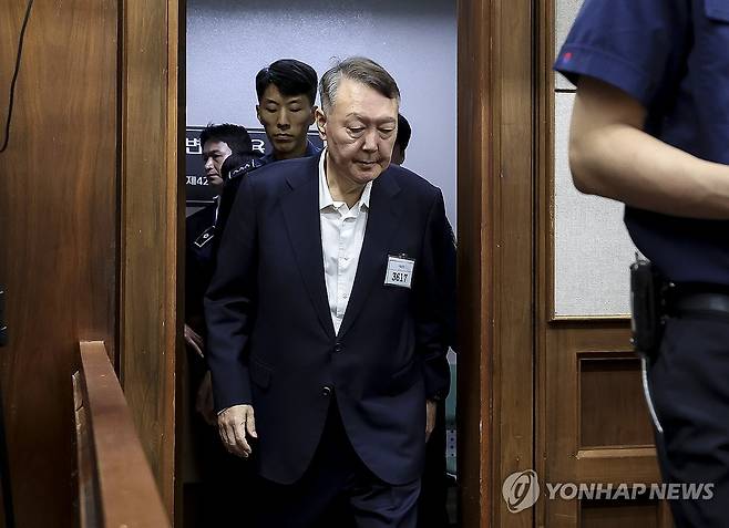 법정 들어서는 윤석열 (서울=연합뉴스) 윤석열 전 대통령이 26일 서울 서초구 서울중앙지법에서 열린 특수공무집행방해, 직권남용 권리행사방해 등 혐의 사건 1차 공판에 출석하고 있다. 2025.9.26 [사진공동취재단] photo@yna.co.kr