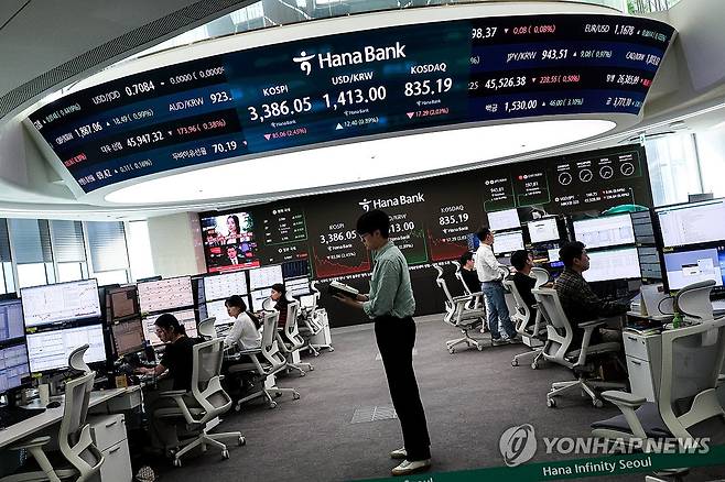 코스피 등락에 휘청이는 증시 시장 (서울=연합뉴스) 임화영 기자 = 코스피가 급락한 26일 서울 중구 하나은행 딜링룸 현황판에 코스피·코스닥 종가가 표시돼 있다.
     이날 코스피는 전장 대비 85.06포인트(2.45%) 내린 3,386.05, 코스닥지수도 전장 대비 17.29포인트(2.03%) 내린 835.19에 거래를 마치며 하락했다. 2025.9.26 hwayoung7@yna.co.kr