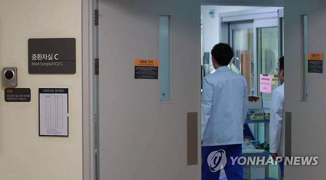 시행 1년 맞은 '존엄사법' (서울=연합뉴스) 홍해인 기자 = 30일 오후 서울 시내 한 대학병원 중환자실로 의사들이 들어가고 있다. 
    보건복지부에 따르면 이른바 '존엄사법'으로 불리는 호스피스·완화의료 및 임종 과정에 있는 환자의 연명의료 결정에 관한 법률(연명의료결정법) 개정안이 지난해 말 국회 본회의를 통과해 오는 3월 28일부터 시행된다.
    개정안은 의식이 없는 환자의 불필요한 연명의료 행위를 중단하려고 할 때 동의를 받아야 하는 가족의 범위를 '배우자와 1촌 이내 직계 존·비속(배우자·부모·자녀)'으로 축소하고 중단하거나 유보할 수 있는 연명의료 행위가 확대된다. 2019.1.30 hihong@yna.co.kr