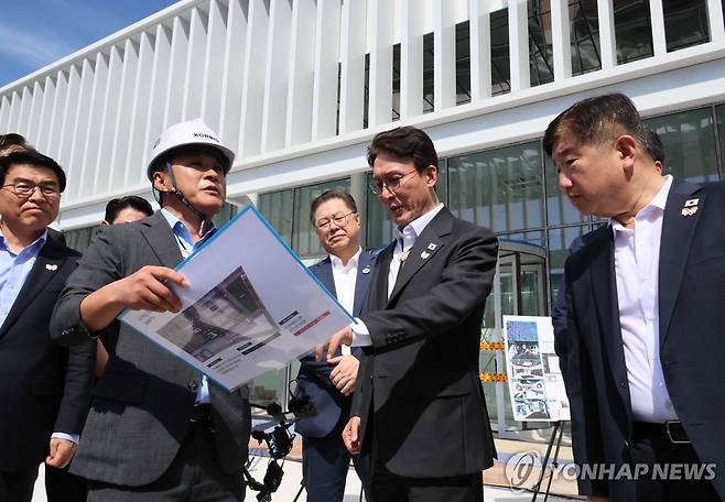 김민석 국무총리, APEC 경제인 전시장 점검 (경주=연합뉴스) 이정훈 기자 = 김민석 국무총리가 26일 경주 엑스포대공원에 조성 중인 APEC 정상회의 경제인 전시장을 점검하고 있다. 2025.9.26 uwg806@yna.co.kr