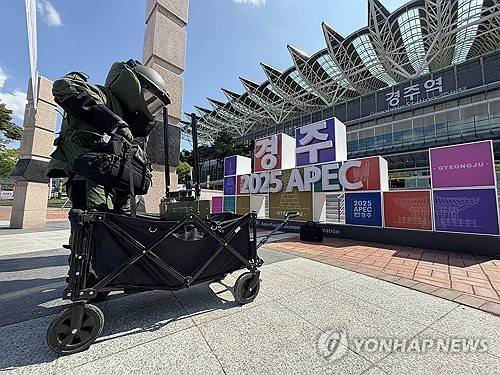 'APEC 대비 철저한 훈련' (경주=연합뉴스) 김현태 기자 = 19일 오후 경주역에서 열린 APEC 대비 및 2025 을지연습에서 참가 인원들이 테러 상황 등에 대한 대처 훈련을 하고 있다. 이날 훈련에는 대구지방환경청, 경주시, 경주역, 화학물질안전원, 구미화학재난합동방재센터, 육군 제7516부대 1대대, 해병대 군수단 보급근무대대 EOD, 1117공병단 183대대 EHCT, 경주경찰서, 경주소방서, 경북119특수대응단 등 11개 기관에서 100여명의 인원이 참가했다. 2025.8.19 mtkht@yna.co.kr