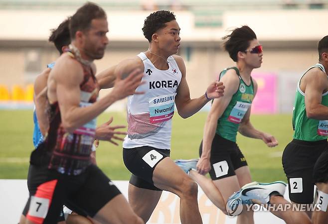 전력질주하는 나마디 (구미=연합뉴스) 김현태 기자 = 28일 오후 경북 구미시민운동장에서 열린 2025 아시아육상경기선수권대회 남자 100ｍ 준결선에서 나마디 조엘진(19·예천군청)이 전력질주하고 있다. 2025.5.28 mtkht@yna.co.kr