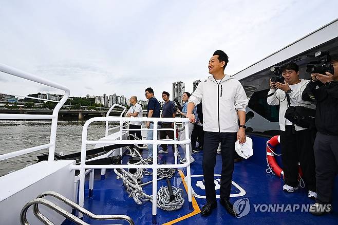 한강버스 승선한 오세훈 서울시장 (서울=연합뉴스) 서명곤 기자 = 한강버스가 정식 운항을 시작한 18일 서울 여의도에서 출발한 한강버스에 승선한 오세훈 서울시장이 시승 체험하고 있다. 2025.9.18 [공동취재] seephoto@yna.co.kr