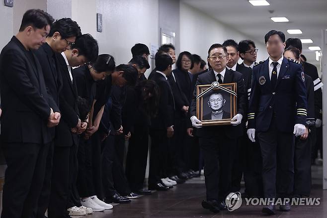고 전유성 마지막 가는 길 (서울=연합뉴스) 강민지 기자 = 28일 서울 영등포구 여의도 KBS 신관 '개그콘서트' 녹화 스튜디오에서 개그맨 전유성 노제가 엄수되고 있다. 2025.9.28 mjkang@yna.co.kr