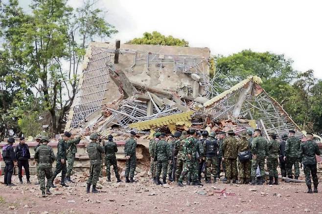 태국-캄보디아 국경지대 시찰하는 아세안 휴전 감시단 아세안(ASEAN·동남아시아국가연합) 휴전 감시단이 지난 27일(현지시간) 태국 동부 우본라차타니주 총안마 지역을 시찰하는 모습. 2025.09.28
[방콕포스트 홈페이지 캡처. 재판매 및 DB 금지]