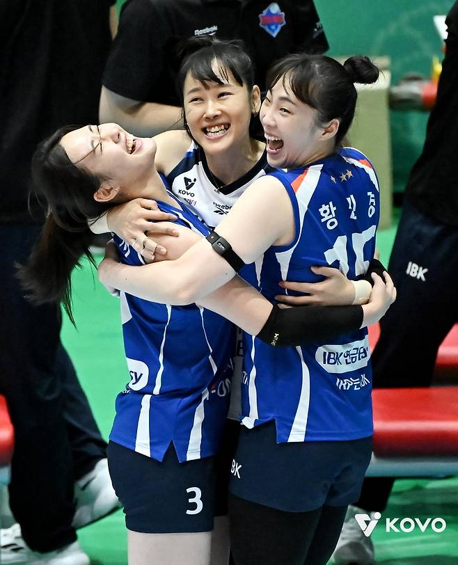 컵대회 우승 후 기뻐하는 기업은행의 리베로 임명옥(중앙) [한국배구연맹 제공. 재판매 및 DB 금지]