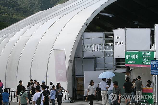 주말 울산울주산악영화제 찾은 관람객들 (울산=연합뉴스) 장영은 기자 = 주말 휴일인 27일 울산 울주군에서 열리는 국내 유일 국제산악영화제인 제10회 울산울주세계산악영화제가 개막 이틀째를 맞은 가운데 행사장에는 관람객 발길이 이어지고 있다. 2025.9.27 young@yna.co.kr