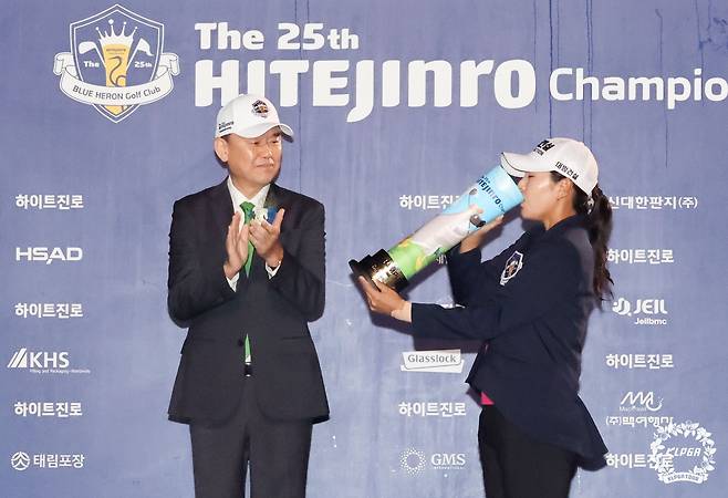 우승 트로피에 맥주를 부어 마시는 성유진. [KLPGA 제공. 재판매 및 DB 금지]