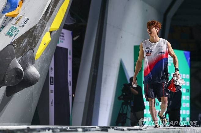 스포츠클라이밍 이도현, 세계선수권 볼더 동메달 (서울=연합뉴스) 서대연 기자 = 스포츠클라이밍 이도현이 28일 서울 송파구 올림픽체조경기장(KSPO DOME)에서 열린 2025 국제스포츠클라이밍연맹(IFSC) 서울 스포츠클라이밍 세계선수권대회 볼더 남자부 결승 네번째 문제 완등에 실패한 뒤 아쉬워하고 있다. 
    이도현은 볼더 남자부 동메달을 획득했다. 2025.9.28 dwise@yna.co.kr