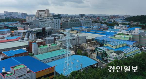 분산에너지 정책이 ‘차등 전기요금제’라는 난제를 만나 공회전을 거듭하고 있다. 사진은 인천 남동국가산업단지에 설치되어 있는 고압송전탑의 모습. /경인일보DB