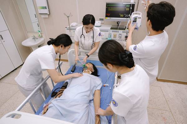 간호학과 학생들이 시뮬레이션실습실에서 실습교육을 진행하고 있다. 2025.9.30 /서정대학교 제공