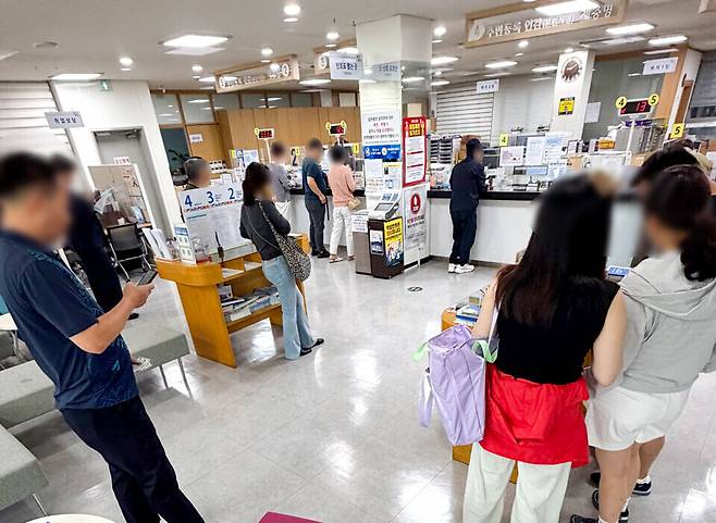 ▲ 29일 화성시 동탄1동 행정복지센터에 민원인들이 모여 있다. /최준희 기자wsx3025@incheonilbo.com