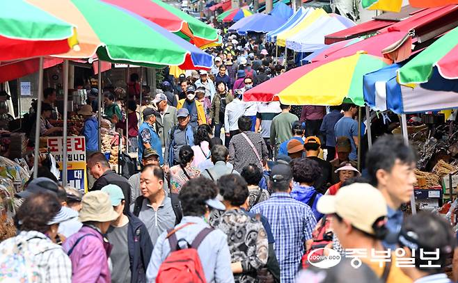 민족 대명절인 추석을 일주일 앞둔 29일 오전 성남시 모란민속5일장이 제수 등을 준비하는 시민들로 붐비고 있다. 김경민기자