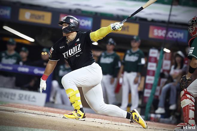 지난 26일 인천 SSG랜더스필드서 열린 KBO리그 SSG와의 원정경기서 KT 안현민이 타격하고 있다. 사진=KT위즈