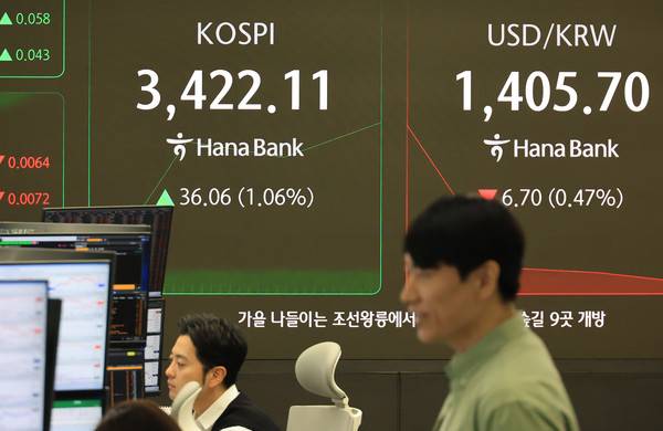 29일 서울 중구 하나은행 본점에서 직원들이 증시와 환율을 모니터하고 있다. 이날&nbsp;코스피는 오전 9시 3분 현재 전장보다 36.11포인트(1.07%) 오른 3,422.16에 거래되고 있다. 2025.09.29 [사진=연합뉴스]&nbsp;