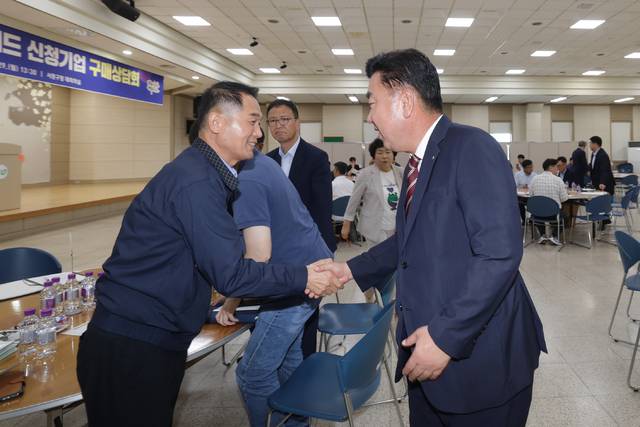 ▲ 29일 충북 청주시 서원구청 대회의실에서 열린 청주시 올해 하반기 테스트베드 신청기업 구매상담회에서 이범석 청주시장이 기업 관계자와 악수를 하고 있다. /청주시 제공