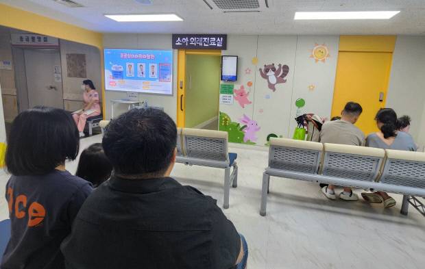 지난 10일 오후 광주기독병원 공공심야어린이병원 소아외래 대기실에서 보호자들이 야간 진료를 기다리고 있다. /최현배 기자 choi@kwangju.co.kr