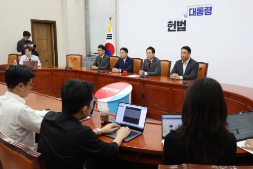 ◇국민의힘 장동혁 대표가 27일 서울 여의도 국회에서 여당 주도의 정부조직법 본회의 처리 등 현안 관련 기자간담회를 하고 있다. 연합뉴스