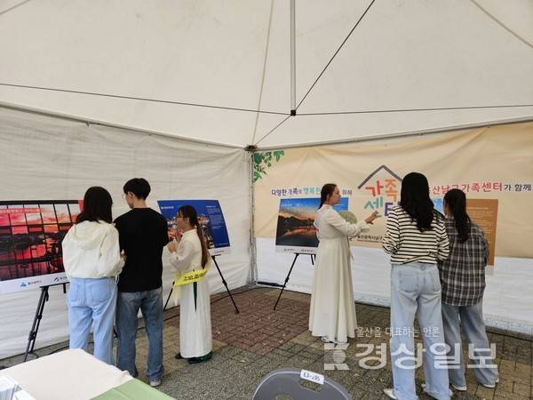 울산남구가족센터(센터장 이용희)는 9월 28일(일) 달동문화공원에서 열린 2025년 외국인 한가위 큰잔치에서 '외국인을 위한 울남9경 안내소'를 운영했으며, 외국인과 지역주민 50여 명이 방문했다.