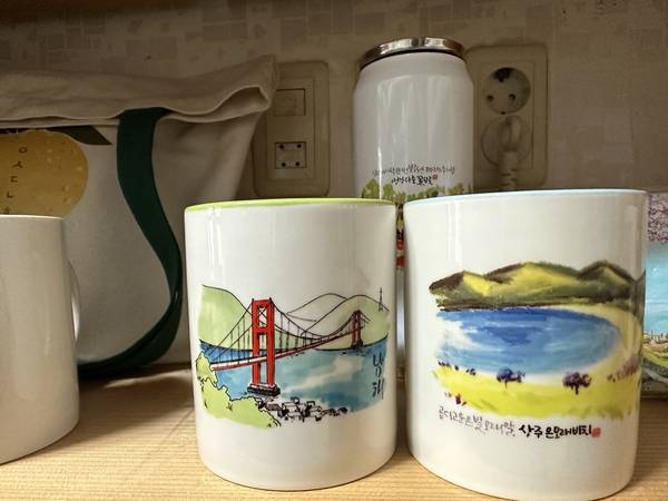 남해 풍경을 담은 머그컵 /이영호 기자