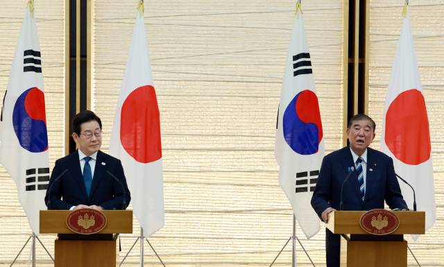 이재명 대통령과 이시바 시게루 일본 총리가 지난달 23일 일본 도쿄 총리 관저에서 한일 정상회담을 가진 후 공동 언론 발표를 하고 있다. 연합뉴스