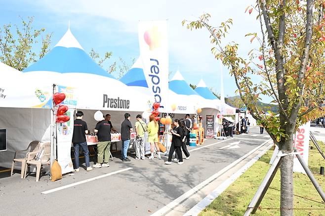 ▲ 튜닝안전기술원 일원에서 열린 '2025 코리아 튜닝카 페스티벌'에 참여한 관람객들이 튜닝부품 판매 부스를 둘려보고 있다.