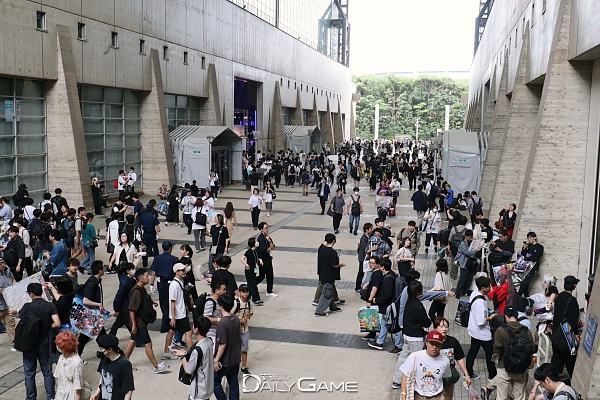 전시장을 연결하는 중앙 통로에서 잠시 휴식을 ㅟ하는 관람객들.