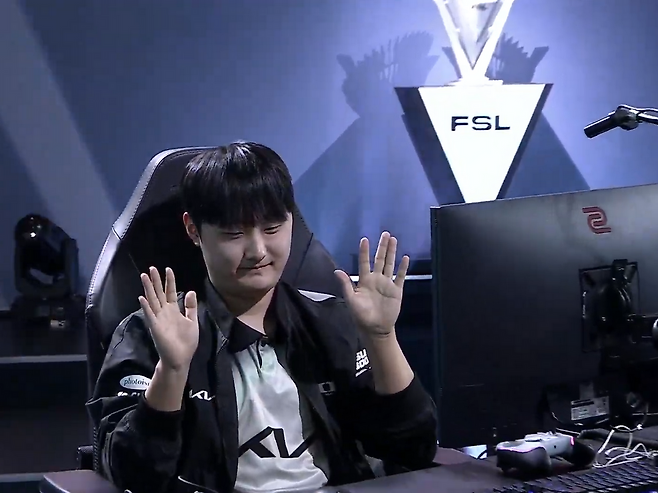 이현민에 승리하고 기뻐하는 '엑시토' 윤형석(출처=대회 실황 캡처).