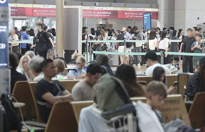 기사 이해를 돕기 위한 사진. 인천국제공항 제1여객터미널 출국장에서 해외로 출국하는 여행객들. (사진=연합뉴스)