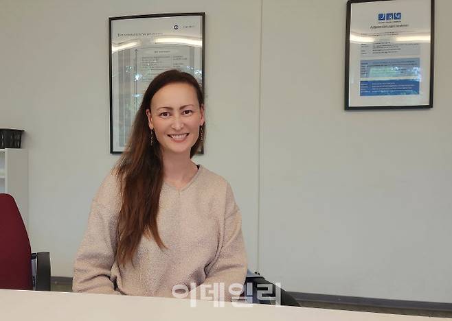 시몬 브뤼닝(왼쪽에서 네번째) 요하네스 브람스 김나지움 교사가 인터뷰를 하고 있다. (사진=백주아 기자)