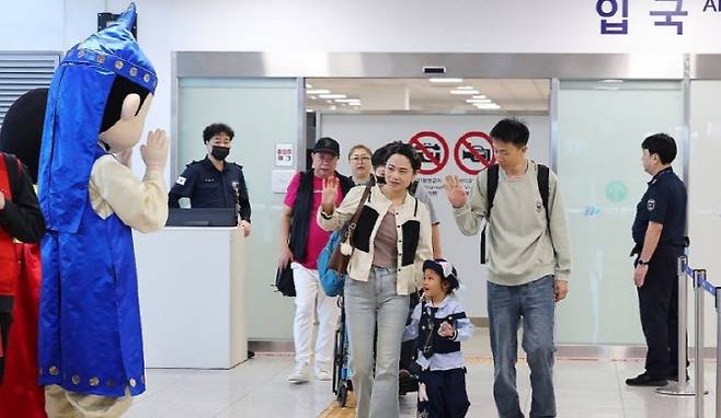 중국인 단체관광객 무비자 입국 첫날인 29일 오전 인천 연수구 인천항 국제크루즈터미널에 중국인 단체 크루즈관광객들이 입국하고 있다.(사진=연합뉴스)