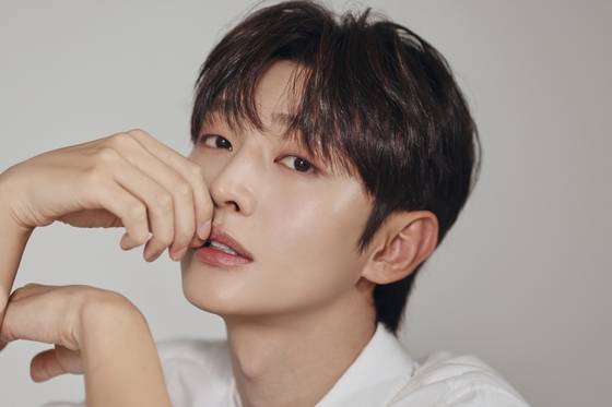 배우 겸 가수 윤지성.