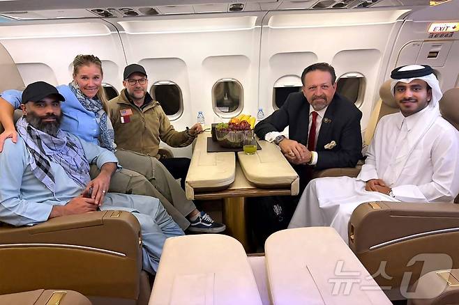 카타르 외교부가 2025년 9월 28일 배포한 사진에는 아프가니스탄 탈레반 당국에 억류됐다가 석방된 미국 시민 아미르 아미리(왼쪽)가 미국 인질 대응 특사 애덤 보엘러(왼쪽에서 세 번째), 백악관 관계자인 세바스찬 고르카, 카타르 외교관과 함께 카불에서 석방 직후 전세기에 탑승한 모습이 담겨 있다.아프가니스탄 탈레반 정부는 9월 28일 억류 중이던 미국인을 석방했다고 발표했다. 이는 고령의 영국인 부부가 당국에 의해 석방된 지 일주일 만이다. ⓒ AFP=뉴스1