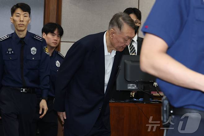 윤석열 전 대통령이 26일 서울 서초동 서울중앙지법에서 열린 특수공무집행방해 혐의 재판에 출석하고 있다./뉴스1 ⓒ News1 사진공동취재단