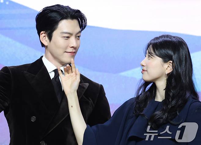 배우 김우빈과 수지(오른쪽)가 29일 서울 강남구 조선팰리스서울강남에서 열린 넷플릭스 시리즈 '다 이루어질지니'(극본 김은숙) 제작발표회에 참석해 포즈를 취하고 있다. '다 이루어질지니'는 천여 년 만에 깨어난 경력 단절 램프의 정령 지니(김우빈 분)가 감정 결여 인간 가영(수지 분)을 만나 세 가지 소원을 두고 벌이는 스트레스 제로, 판타지 로맨틱 코미디​다. 2025.9.29/뉴스1 ⓒ News1 권현진 기자