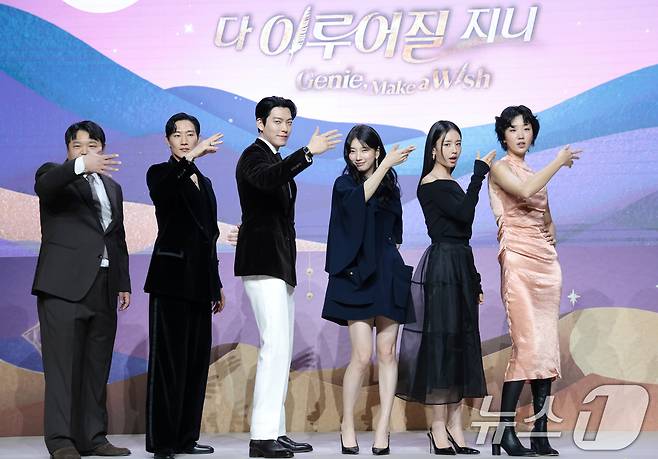 배우 고규필(왼쪽부터)과 노상현, 김우빈, 수지, 안은진, 이주영이 29일 서울 강남구 조선팰리스서울강남에서 열린 넷플릭스 시리즈 '다 이루어질지니'(극본 김은숙) 제작발표회에 참석해 미소를 짓고 있다. '다 이루어질지니'는 천여 년 만에 깨어난 경력 단절 램프의 정령 지니(김우빈 분)가 감정 결여 인간 가영(수지 분)을 만나 세 가지 소원을 두고 벌이는 스트레스 제로, 판타지 로맨틱 코미디​다. 2025.9.29/뉴스1 ⓒ News1 권현진 기자
