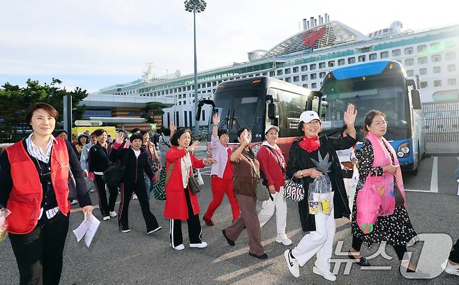 중국 단체관광객의 무비자 입국이 시작된 29일 오전 크루즈를 타고 방한한 중국인 관광객들이 인천 연수구 인천항크루즈터미널을 통해 입국하며 손을 흔들고 있다.  2025.9.29/뉴스1 ⓒ News1 오대일 기자