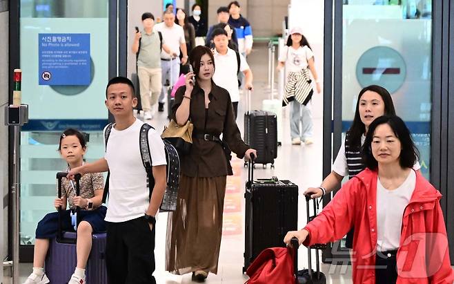 중국인 단체관광객에 대한 무비자 입국 시행 첫날인 29일 오전 인천국제공항 제1터미널 입국장으로 중국인 관광객들이 입국하고 있다. (공동취쟤) 2025.9.29/뉴스1 ⓒ News1 오대일 기자