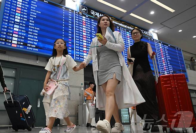 중국인 단체관광객에 대한 무비자 입국 시행 첫날인 29일 오전 인천국제공항 제1터미널 입국장으로 중국인 관광객으로 추정되는 이들이 입국하고 있다. (공동취재) 2025.9.29/뉴스1 ⓒ News1 오대일 기자