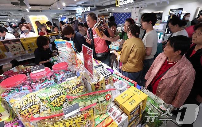 중국 단체관광객의 무비자 입국이 시작된 29일 서울 중구 신라면세점 서울점에서 중국인 관광객들이 면세점을 둘러보고 있다. 2025.9.29/뉴스1 ⓒ News1 김성진 기자