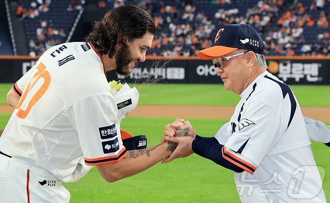 김경문 한화 이글스 감독(오른쪽)과 외국인 투수 코디 폰세. 2025.9.26/뉴스1 ⓒ News1 김진환 기자