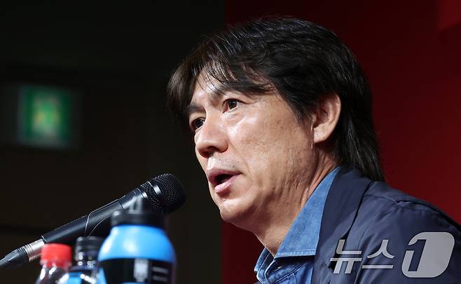 홍명보 축구 국가대표팀 감독이 29일 서울 종로구 축구회관에서 하나은행 초청 축구국가대표팀 친선경기 10월 소집명단 발표를 하고 있다. 2025.9.29/뉴스1 ⓒ News1 김명섭 기자