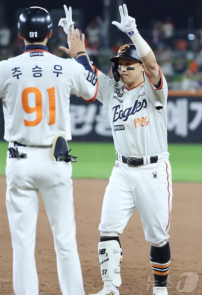 29일 대전 한화생명볼파크에서 열린 프로야구 '2025 신한 SOL 뱅크 KBO리그' 한화이글스 대 LG트윈스 경기에서 한화 손아섭이 6회말 2사 2타점 안타를 치며 환호하고 있다. 2025.9.29/뉴스1 ⓒ News1 김기남 기자