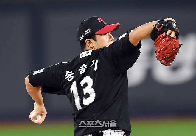 LG Song Seung-gi pitches against KT Wiz at Suwon Katie Wiz Park.