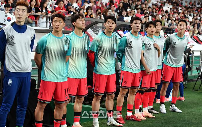 손흥민(가운데)이 지난 6월10일 서울월드컵경기장에서 열린 2026 FIFA 북중미 월드컵 3차 예선 쿠웨이트와 경기를 기다리고 있다. 상암 | 최승섭기자 thunder@sportsseoul.com
