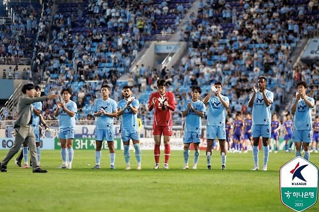 대구 선수들이 울산전에서 무승부를 거둔 뒤 팬께 인사하고 있다. 사진 | 한국프로축구연맹
